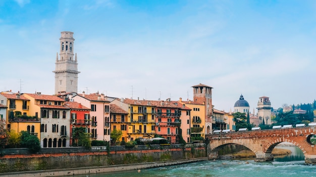 베로나에서 Adige 강 로마 아치 다리입니다. 유럽 도시의 역사적 중심지.