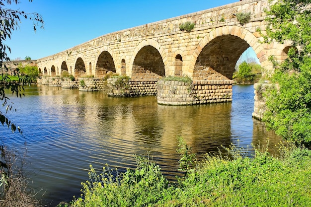 스페인 메리다(Merida Spain)의 기념비적인 도시에 있는 과디아나 강 위의 로마 다리