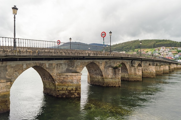 Foto ponte romano sul mare