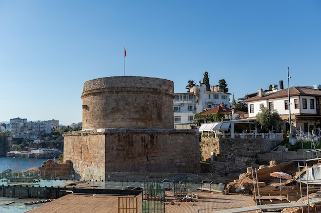 アンタリアの古城にあるローマの要塞ヒディルリク塔 (Hidirlik Tower)