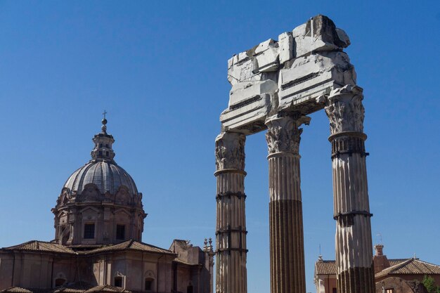 Древние руины римского фоума в Риме, Италия