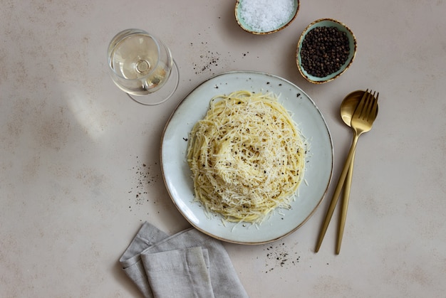 Римская паста спагетти с черным перцем и сыром. cacio e pepe. рецепты. вино. вегетарианская пища. национальная кухня.