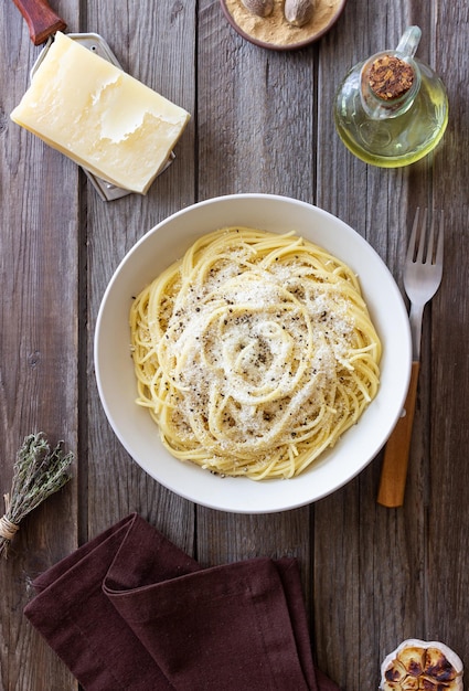 사진 검은 고추와 치즈로 된 로마 파스타 스파게티 cacio e pepe 레시피