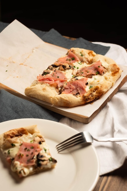 Foto foto di pizza romana per il menu di un ristorante-caffè