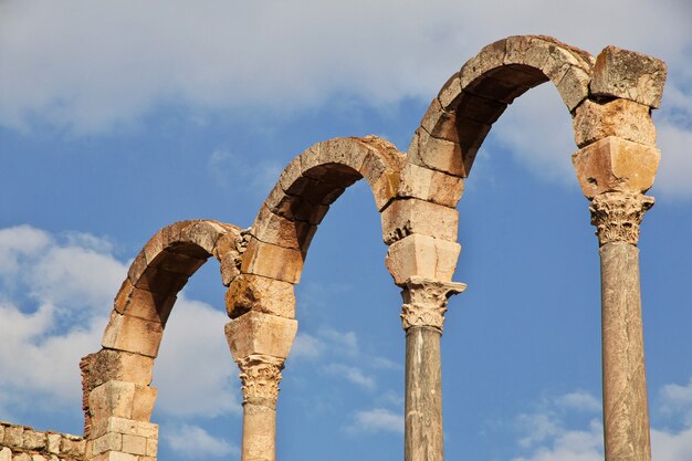 Photo roman ruins in anjar, lebanon