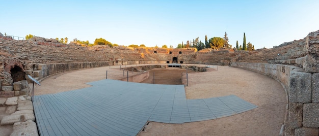 로마 원형 극장 Extremadura Spain의 구덩이에서 아래에서 파노라마로 펼쳐지는 메리다의 로마 유적