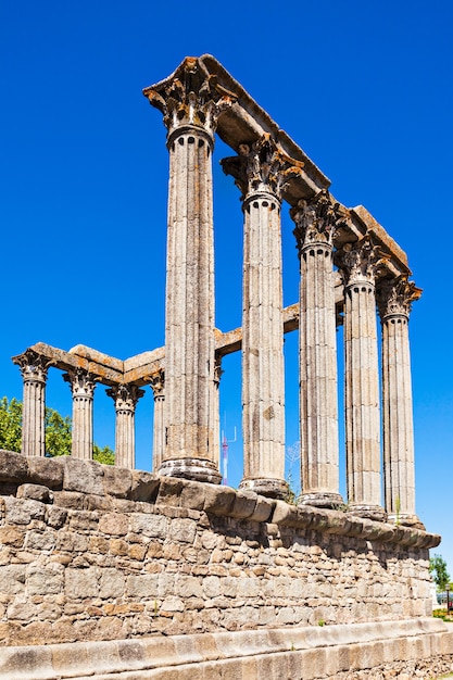 Templo de Diana라고도하는 Evora의 로마 사원 (Templo romano de Evora)은 포르투갈 도시 Evora에있는 고대 사원입니다.