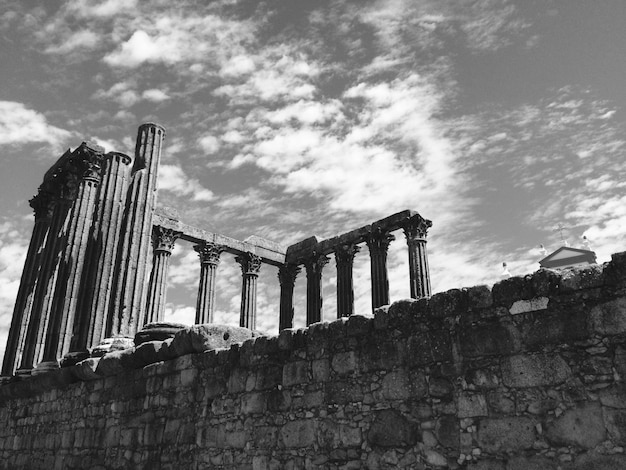 Фото Римский храм эворы на фоне неба