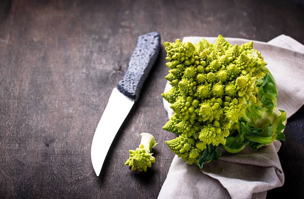 어두운 배경에 Romanesco 브로콜리