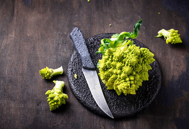 어두운 배경에 Romanesco 브로콜리