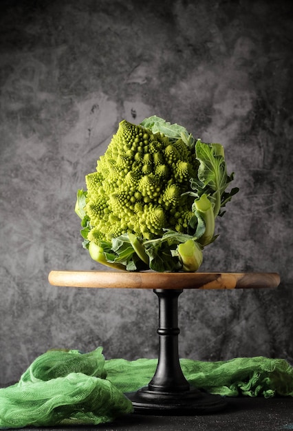 Foto romanesco broccoli geplaatst op houten backsplash