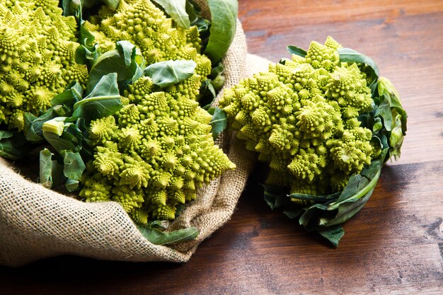 Romanesco broccolikool op hout