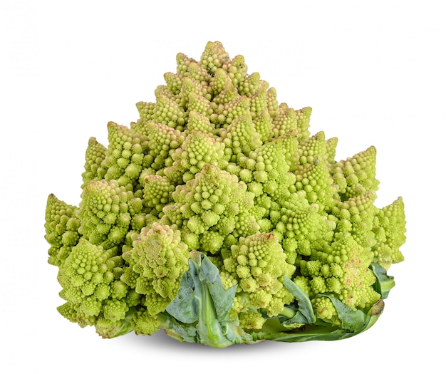 Romanesco op witte het knippen weg wordt geïsoleerd die