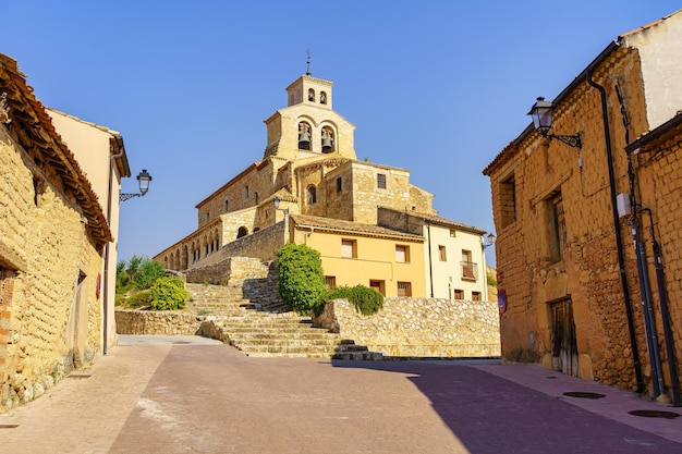 San Esteban de Gormaz Soria의 그림 같은 마을에 있는 Virgen Rivero의 로마네스크 양식 교회