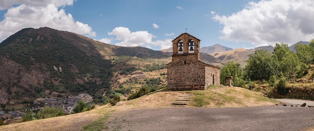 Sant Quirc de Durro、Vall de Boiのロマネスク様式の庵。スペイン、カタルーニャ。ユネスコ世界遺産シ