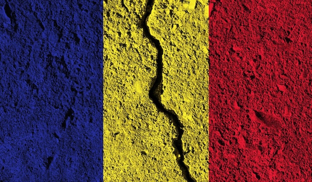 中央の国の分割された概念を介して亀裂のあるルーマニアの旗
