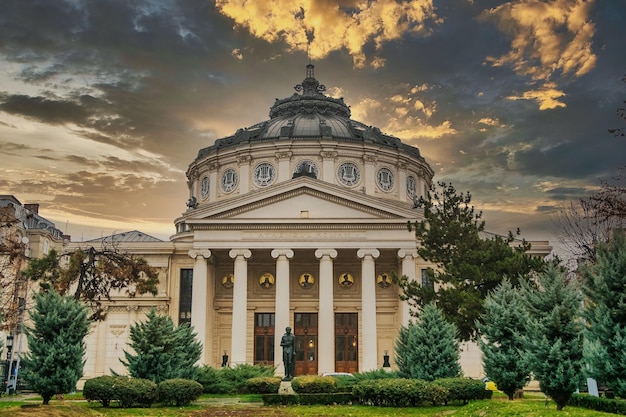 루마니아 아테네움(Romanian Atheneum)은 중요한 콘서트 홀이자 루마니아 부쿠레슈티의 랜드마크입니다.