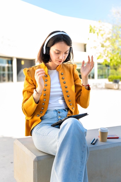 Photo romanian businesswoman teleworking at a spanish university