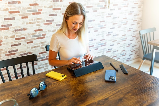 Foto romanian businesswoman using tablet in meeting room