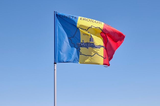 Caraiman 피크에서 바람에 루마니아 국기