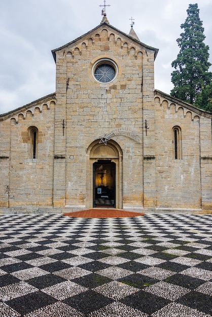 Photo romanic church of san siro di struppa in genoa with its black and white checkere parvis