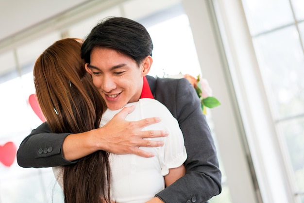 Photo romantic asian couple embracing together with romance and love the man hugging his girlfriend