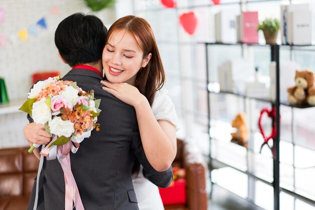 로맨틱한 아시아 커플이 로맨스와 사랑으로 서로 포옹하고 여자친구가 남자친구를 포옹했습니다