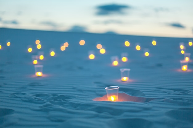 사진 모래 사막에서 낭만적 인 분위기 조명 촛불