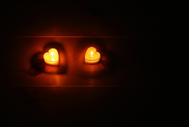 Atmosfera romantica con lume di candela su sfondo scuro