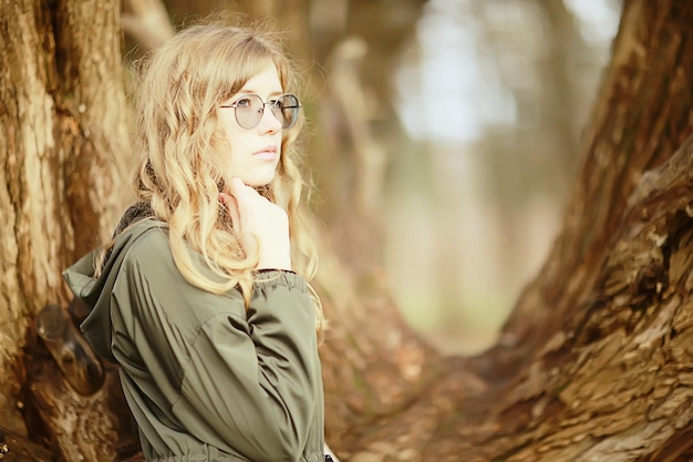 写真 モデルのロマンチックな秋のポートレート、女性、秋の季節の外観、天気の秋