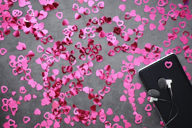 Foto sfondo romantico. il concetto di amore e relazioni. figure a forma di cuore su uno sfondo scuro. biglietto per san valentino.