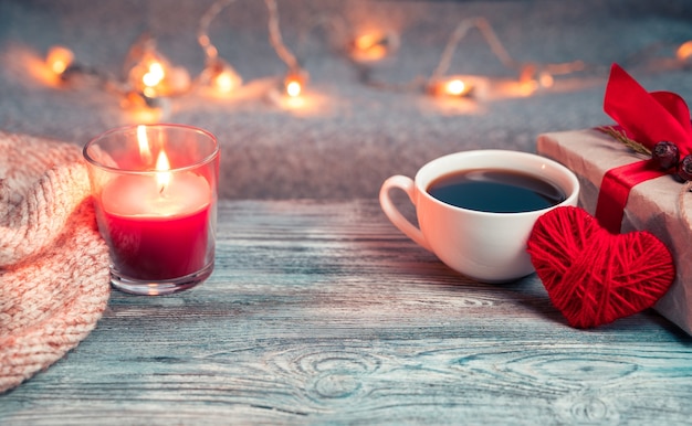 Романтический фон с чашкой кофе, подарком, сердцем и копией пространства.