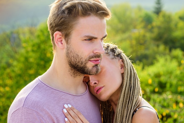 Romantica bella coppia adorabile di amanti che si baciano