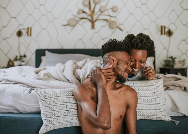 Photo romantic black couple in the bedroom