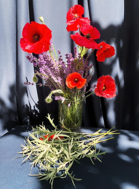 Romantico bouquet di fiori di campagna