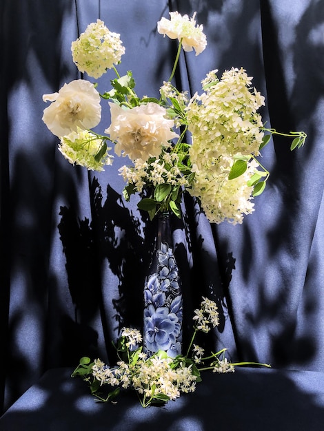 Romantico bouquet di fiori di campagna