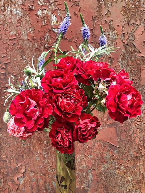 Romantico bouquet di fiori di campagna