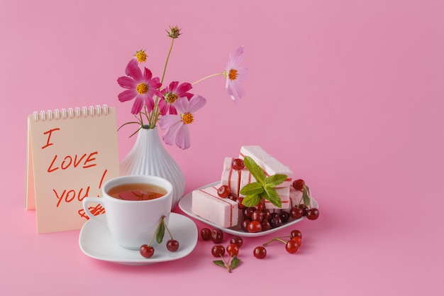 Foto romantica colazione per la sua ragazza con caramelle alla ciliegia