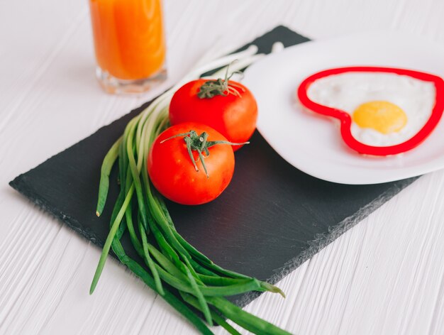 романтический завтрак с яйцом и овощами