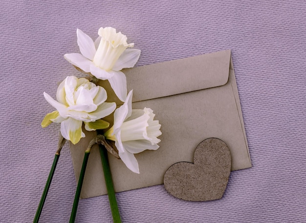 柔らかい春の水仙のクローズ アップの花束とロマンチックなカード
