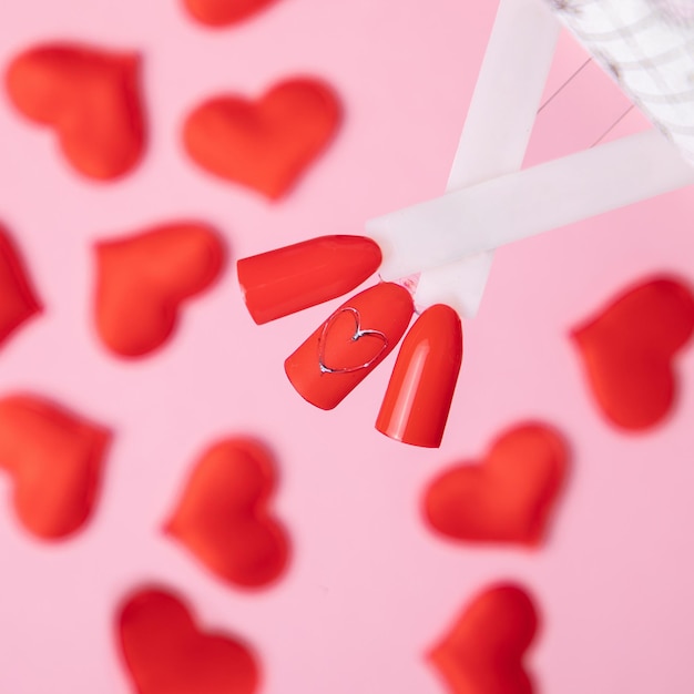 Фото Романтические цветовые палитры гель-лака для ногтей для маникюра и педикюра на фоне сердец