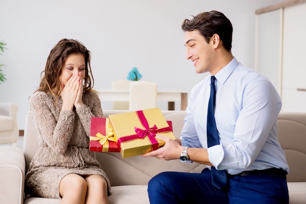 Foto concetto romantico con l'uomo che presenta proposta di matrimonio