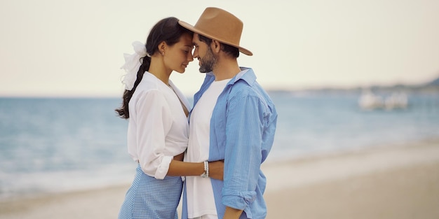 Concetto di vacanza estiva per le vacanze estive della spiaggia delle coppie romantiche