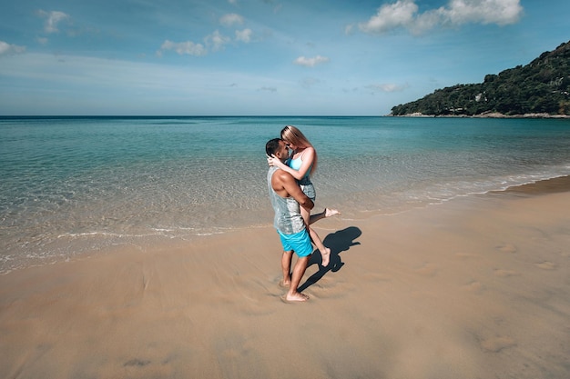 水着姿のビーチでロマンチックなカップル、美しいセクシーな若者。プーケット。タイ。