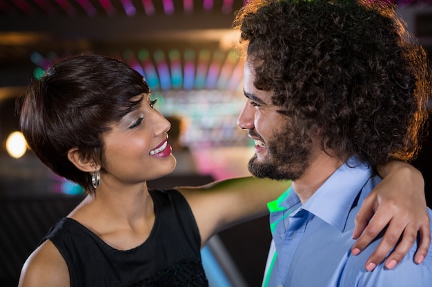 Foto coppie romantiche che ballano insieme sulla pista da ballo