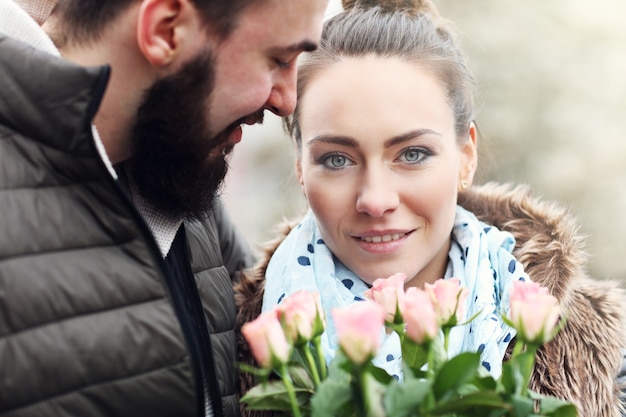 Foto coppia romantica all'appuntamento con i fiori