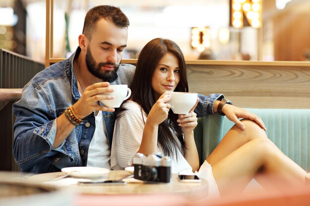 Photo romantic couple dating in cafe