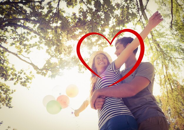 Foto coppie romantiche che abbracciano nel parco