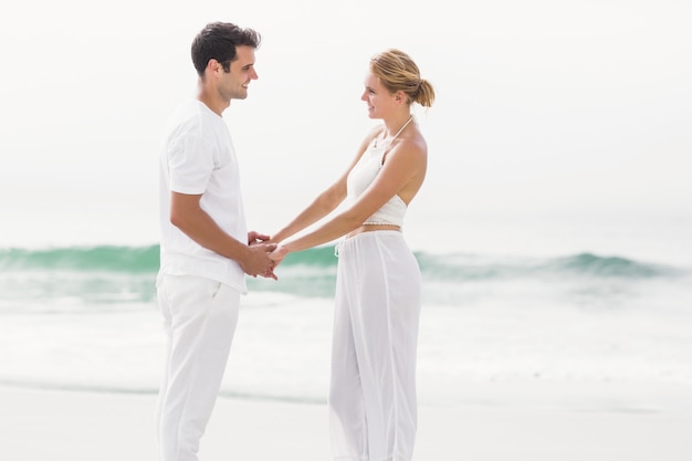 해변에서 손을 잡고 로맨틱 커플