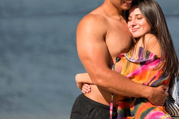 写真 ビーチで抱き締めるロマンチックなカップル